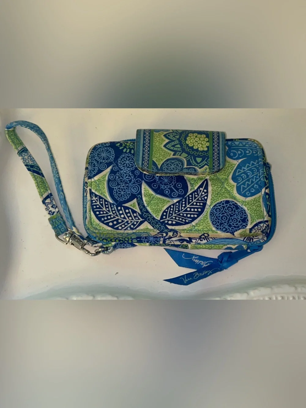 Vera Bradley Smartphone Wristlet in the Doodle Daisy pattern
